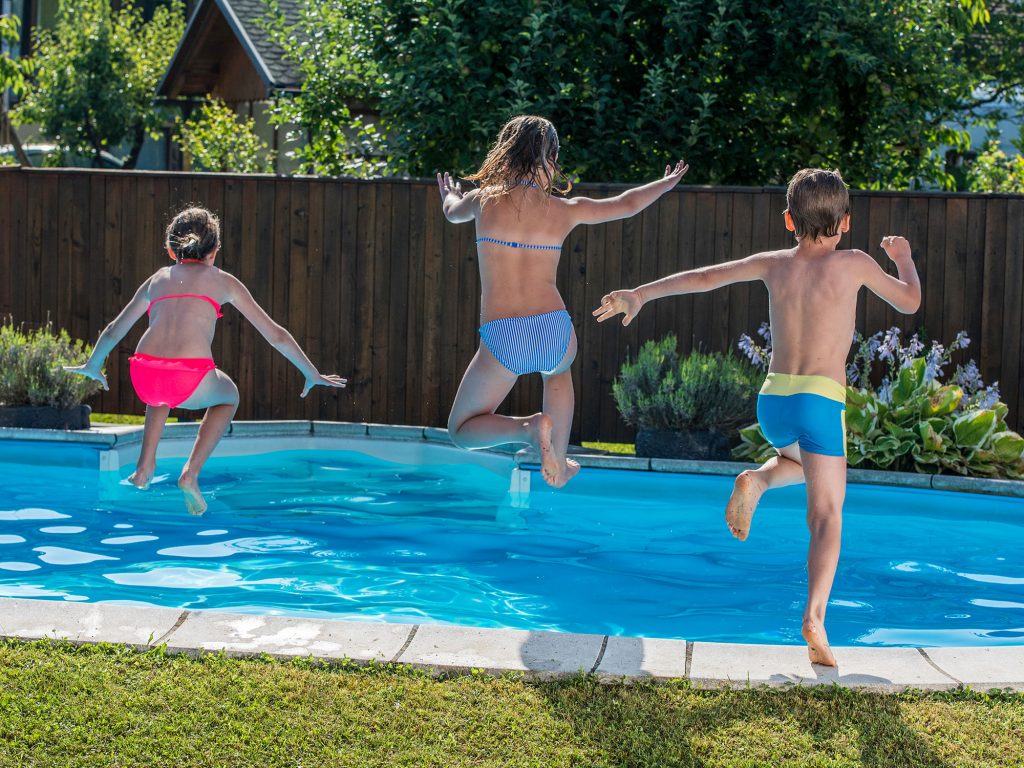 Три человека в бассейне. Дети в бассейне. Человек прыгает в бассейн. Девочка прыгает в бассейн.
